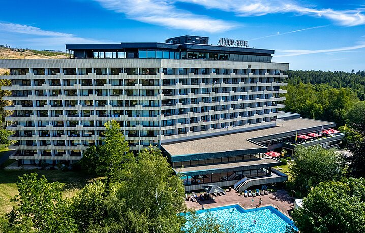 AHORN Harz Hotel Braunlage Aussenansicht im Sommer mit Außen-Pool