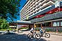 AHORN Harz Hotel Braunlage Aussenansicht im Sommer mit Radfahrern